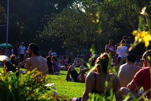 Povo aproveitando o sol no parque Ibirapuera