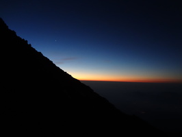 Way to the summit of Mt Fuji at night/ A caminho do topo do Monte Fuji durante anoite