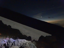 Way to the summit of Mt Fuji at night/ A caminho do topo do Monte Fuji durante anoite