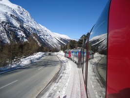 O trem e a rodovia - Trem Bernina Express (Tirano / St. Moritz)- Suica